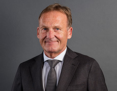 Hans-Joachim Watzke – Chief Executive Officer  – in a dark suit with a dark tie looks straight at the camera (photo)