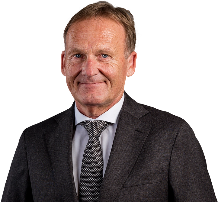 Hans-Joachim Watzke – Chief Executive Officer – in a dark suit with a dark tie looks straight at the camera (photo)