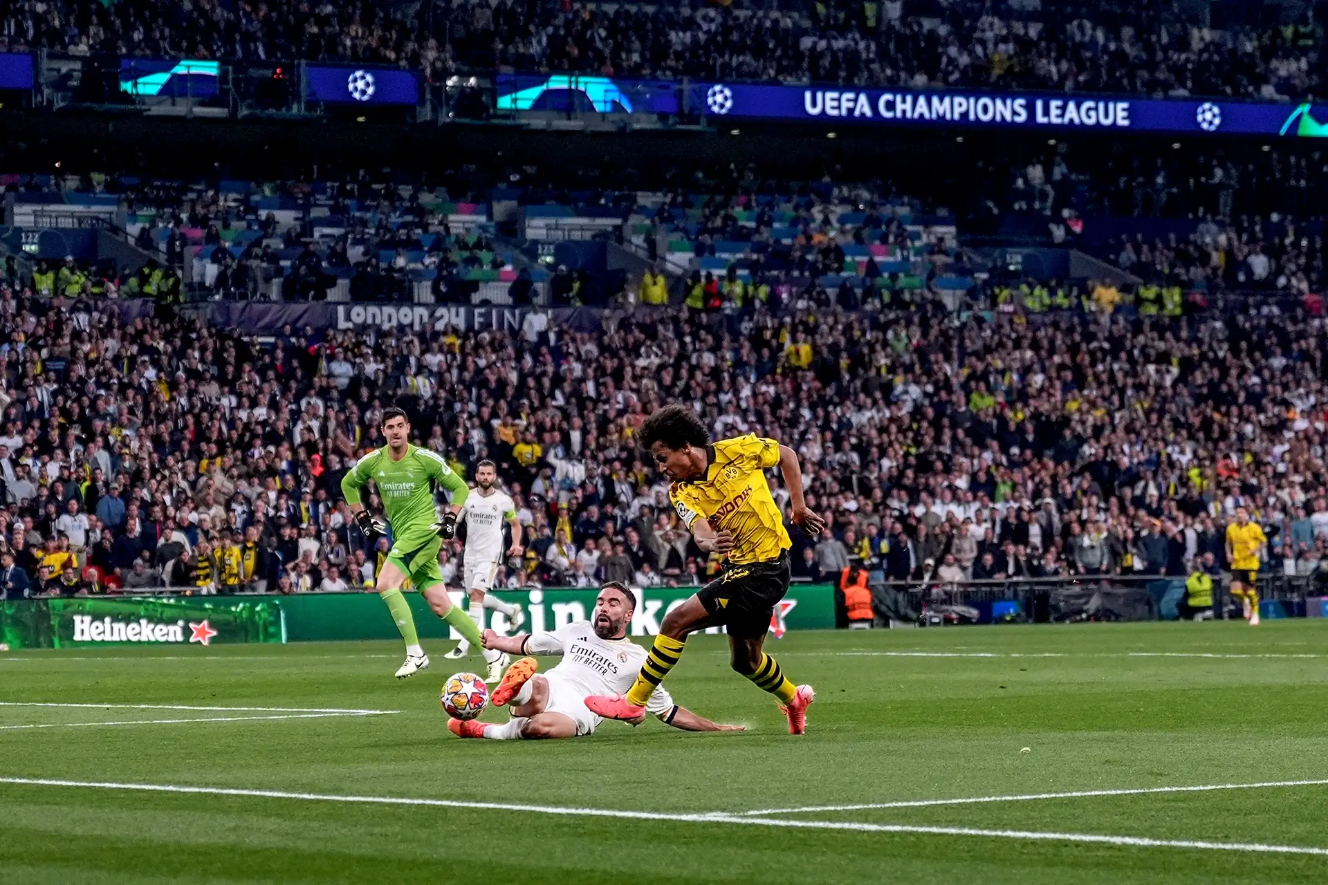 Adeyemi shoots at Real Madrid goal in the UCL Final (photo)