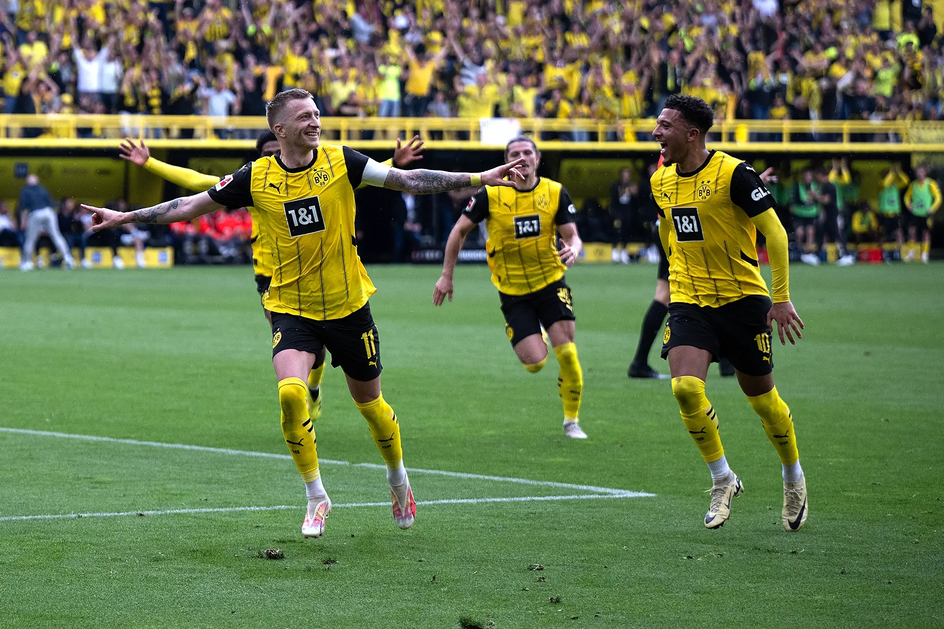 Reus celebrates with teammate (photo)