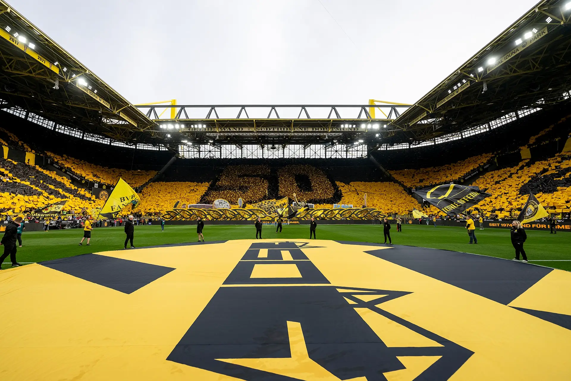 Choreography for the 50th anniversary of the Westfalenstadion (photo)