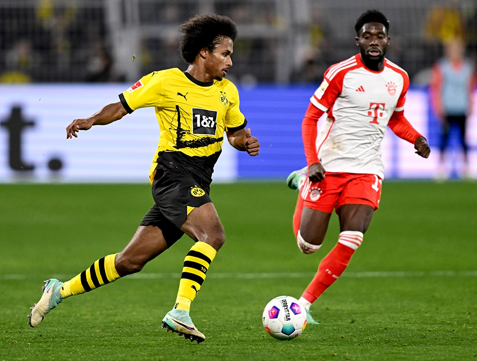 Adeyemi in a duel with Alonso Davies from FC Bayern München (photo)