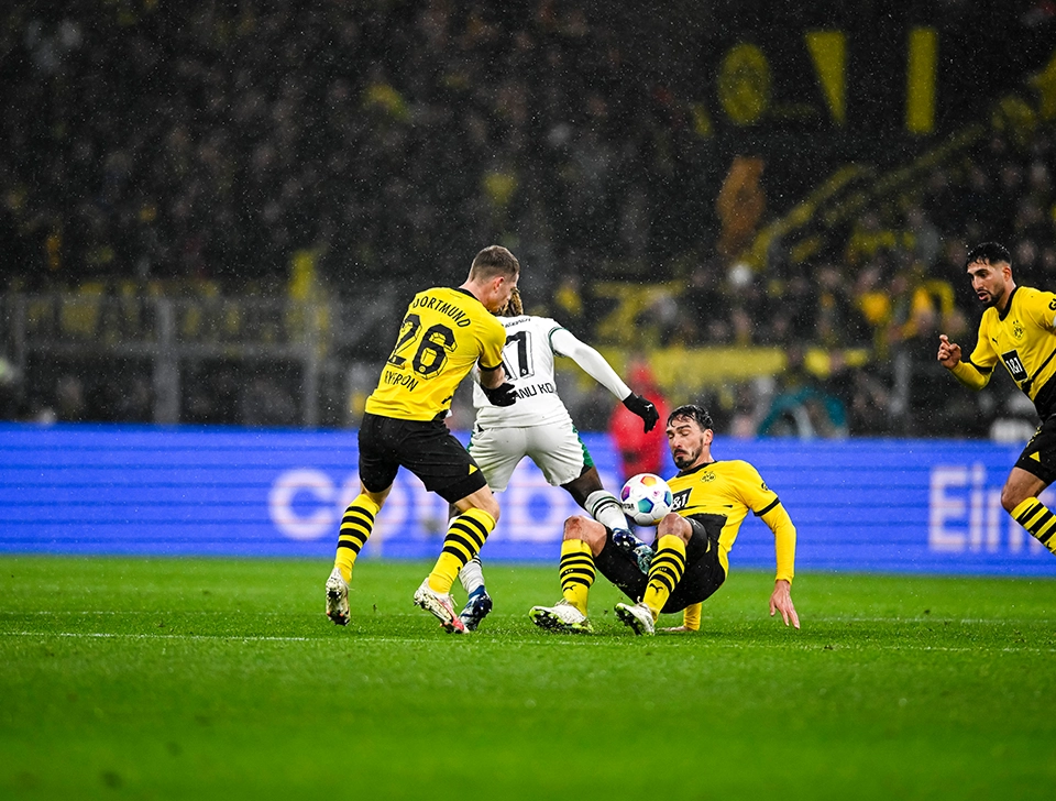 Hummels and Ryerson in a duel with Bor. M'gladbach player (photo)