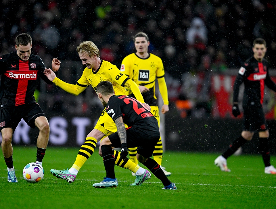Brandt in a duel with two Bayer Leverkusen players (photo)