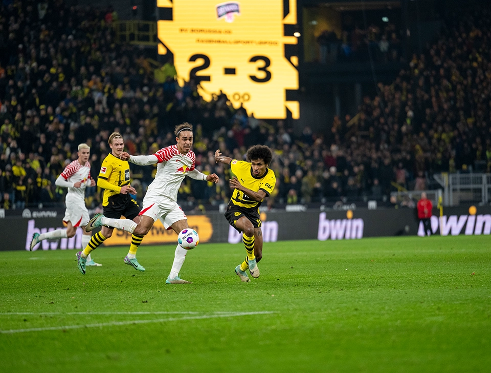 Adeyemi and Leipzig player in a duel (photo)