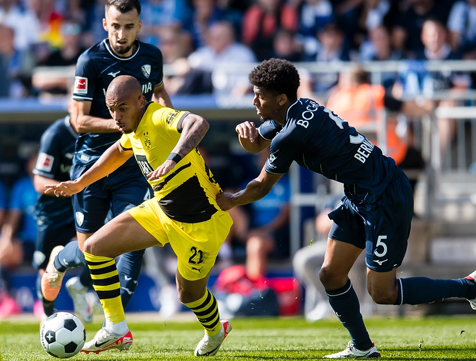 Malen and VfL Bochum players in a duel (photo)