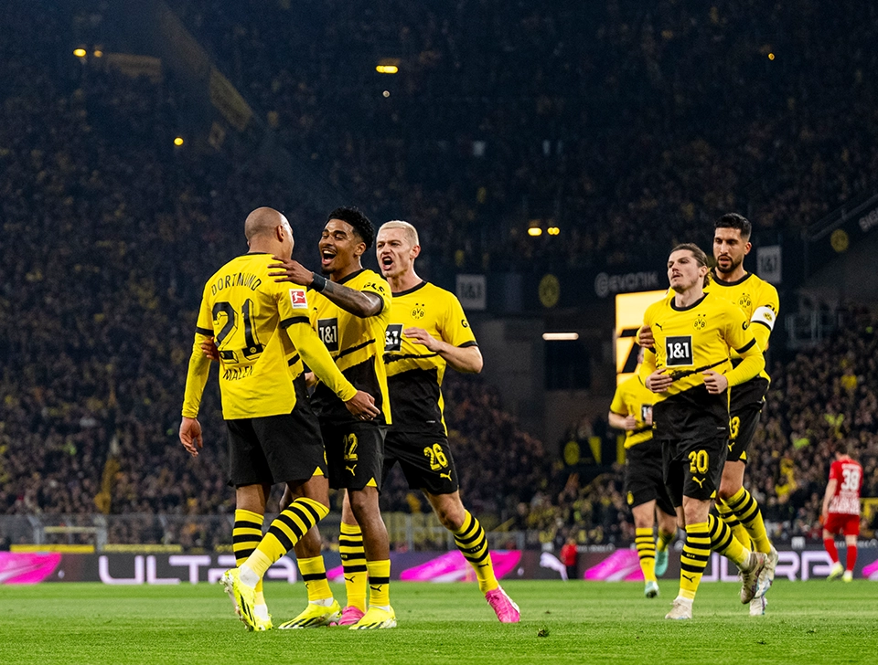 Malen celebrates with teammates (photo)