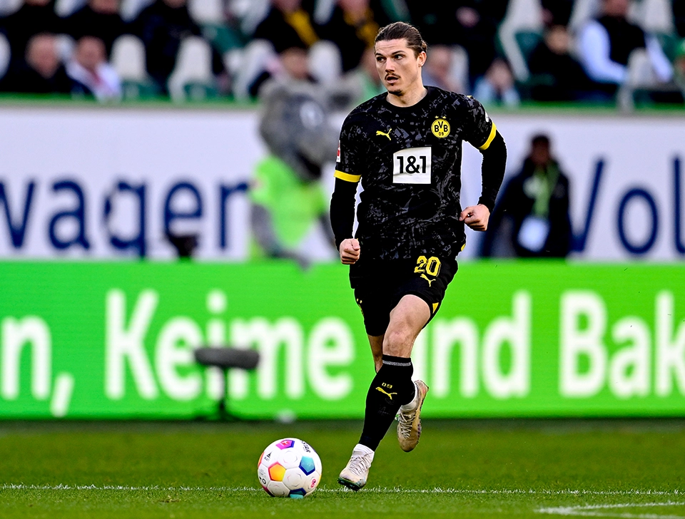Sabitzer looks for a pass while dribbling (photo)