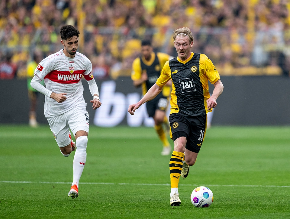  Brandt dribbles next to a VfB Stuttgart player (photo)