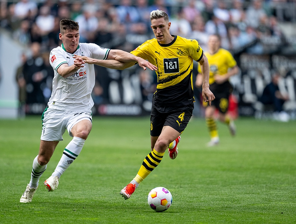 Schlotterbeck defends the ball against Gladbach player (photo)