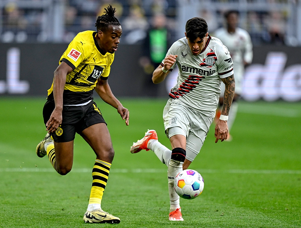 Gittens and Leverkusen players in a duel (photo)