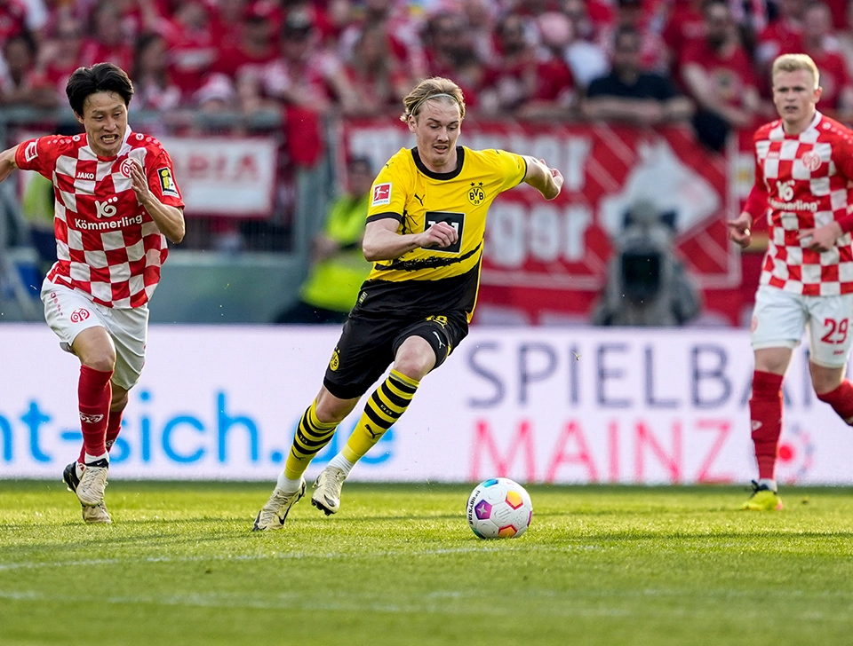 Brandt dribbles with Mainz player in pursuit (photo)