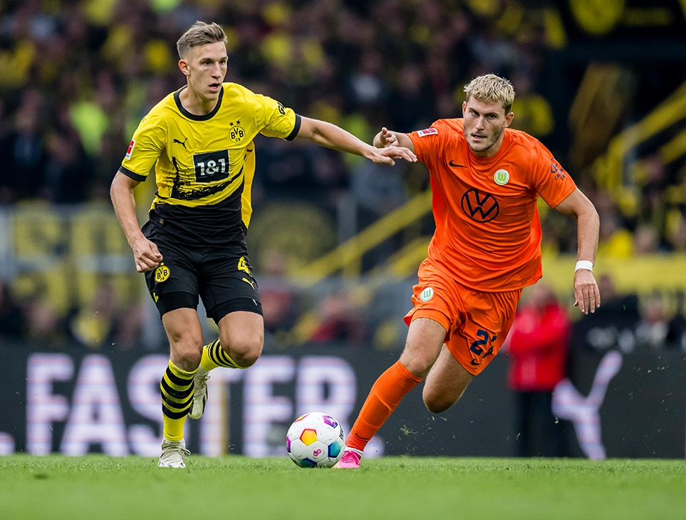 Schlotterbeck and Wolfburg player in a duel (photo)
