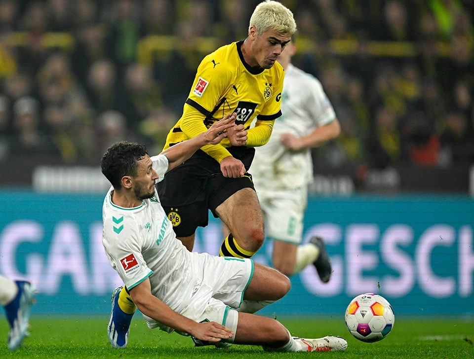 Reyna and Werder Bremen players in a duel (photo)