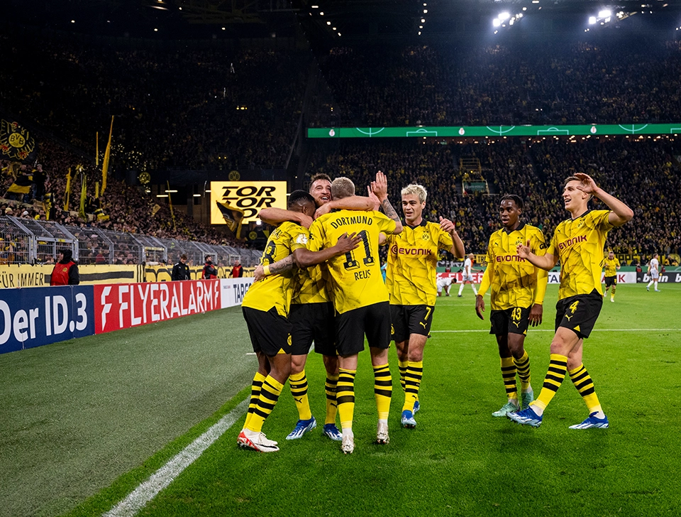 Reus and teammates celebrate a goal (photo)