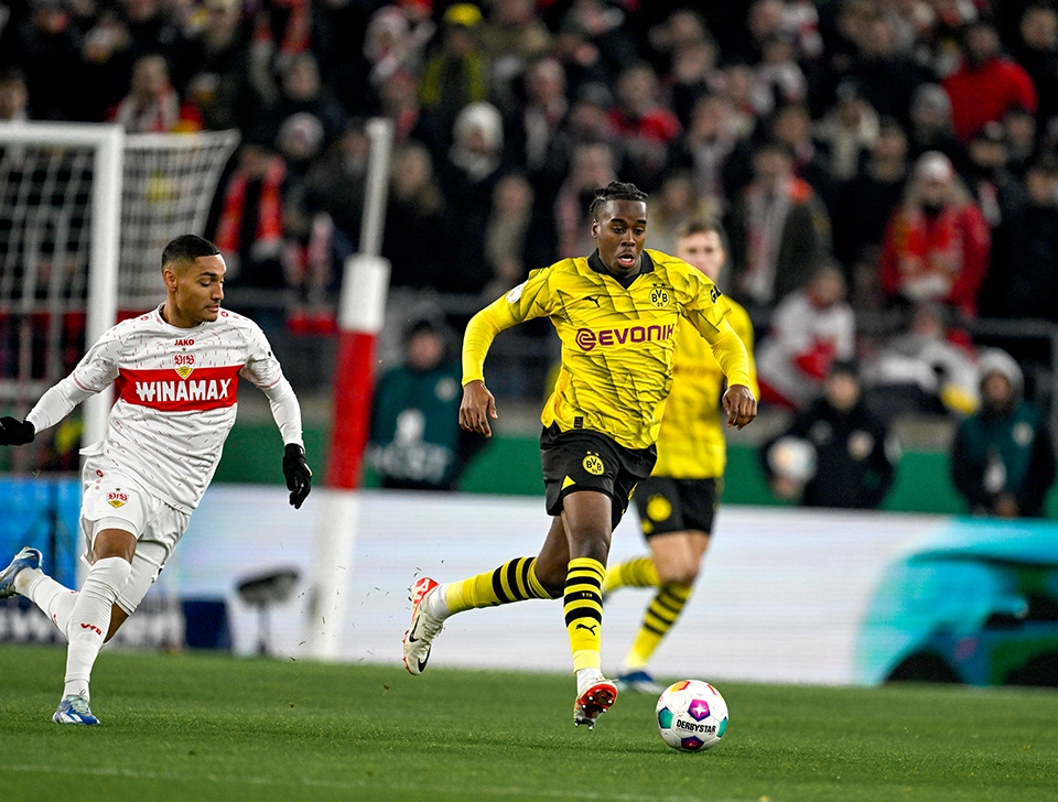 Gittens and VFB Stuttgart player in a duel (photo)