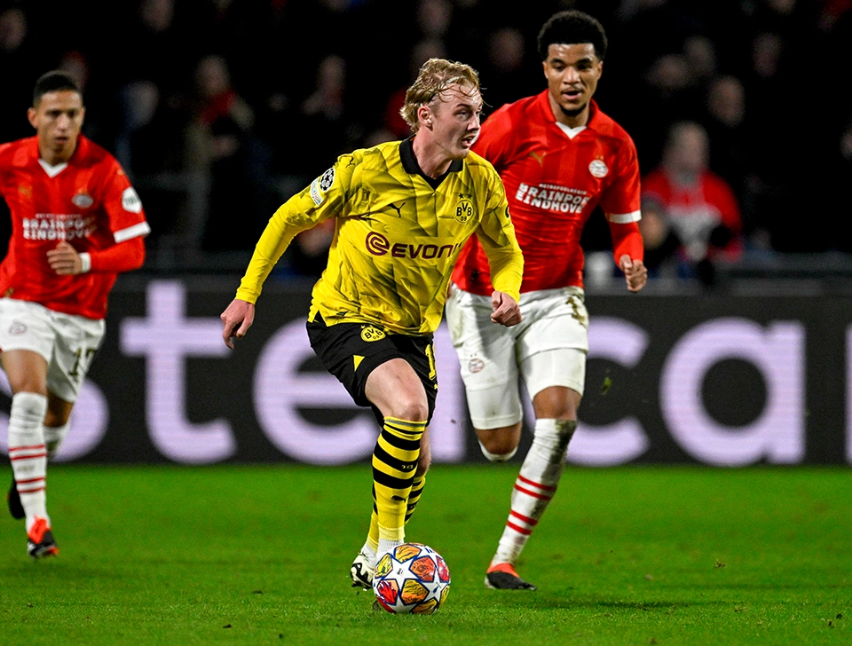 Brandt dribbles with two Eindhoven players in pursuit (photo)