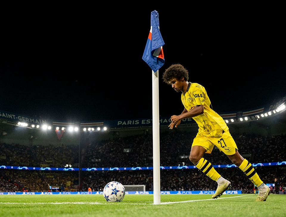 Adeyemi takes a cornerkick (photo)
