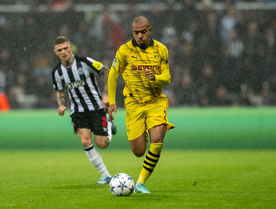 Malen runs with Newcastle United player behind him (photo)