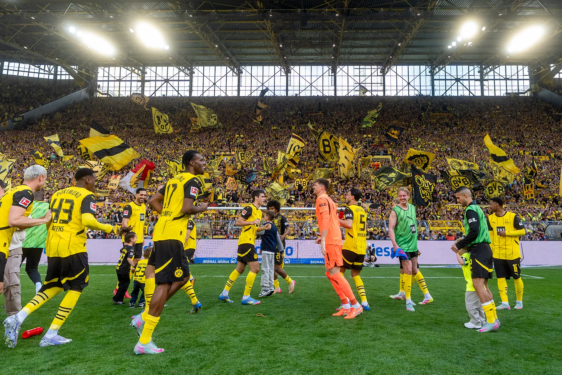 Team celebrates after the match (photo)