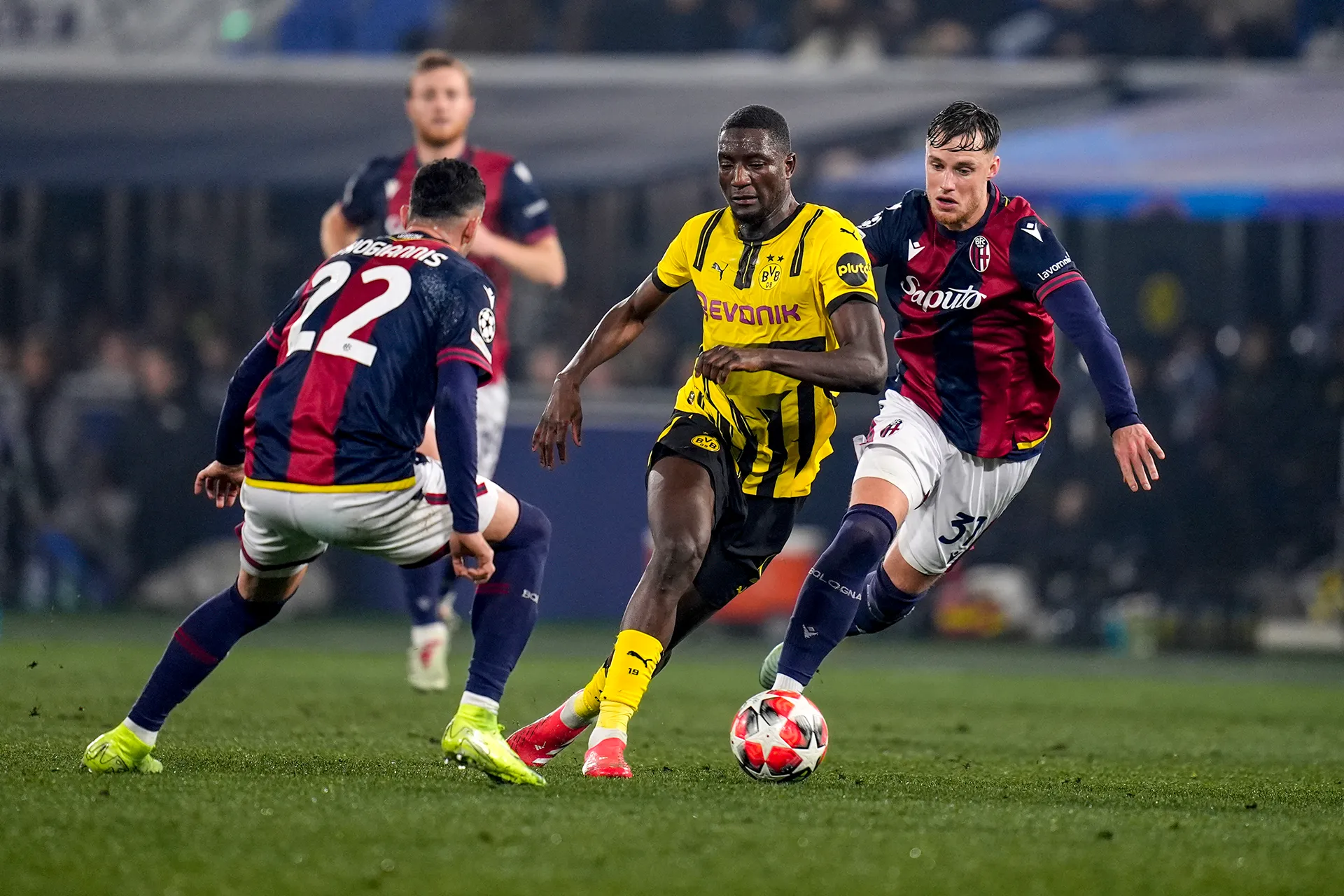 Guirassy in a duel with FC Bologna player (photo)