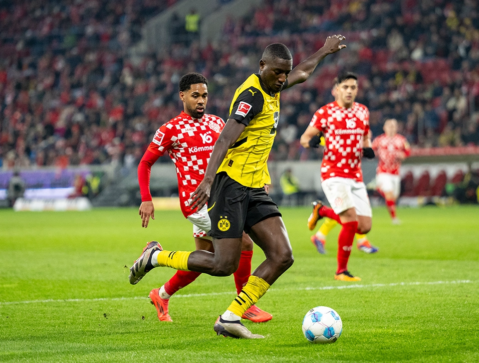 BVB player crosses the ball (photo)