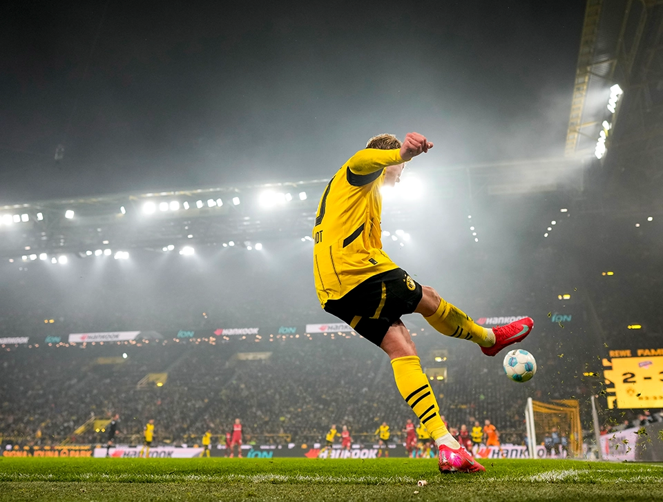 Brandt takes a corner kick (photo)