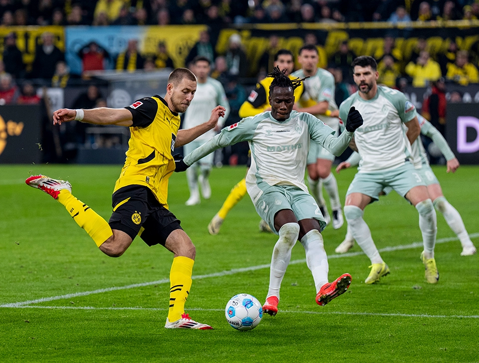 BVB player in a duel with SV Werder Bremen player (photo)