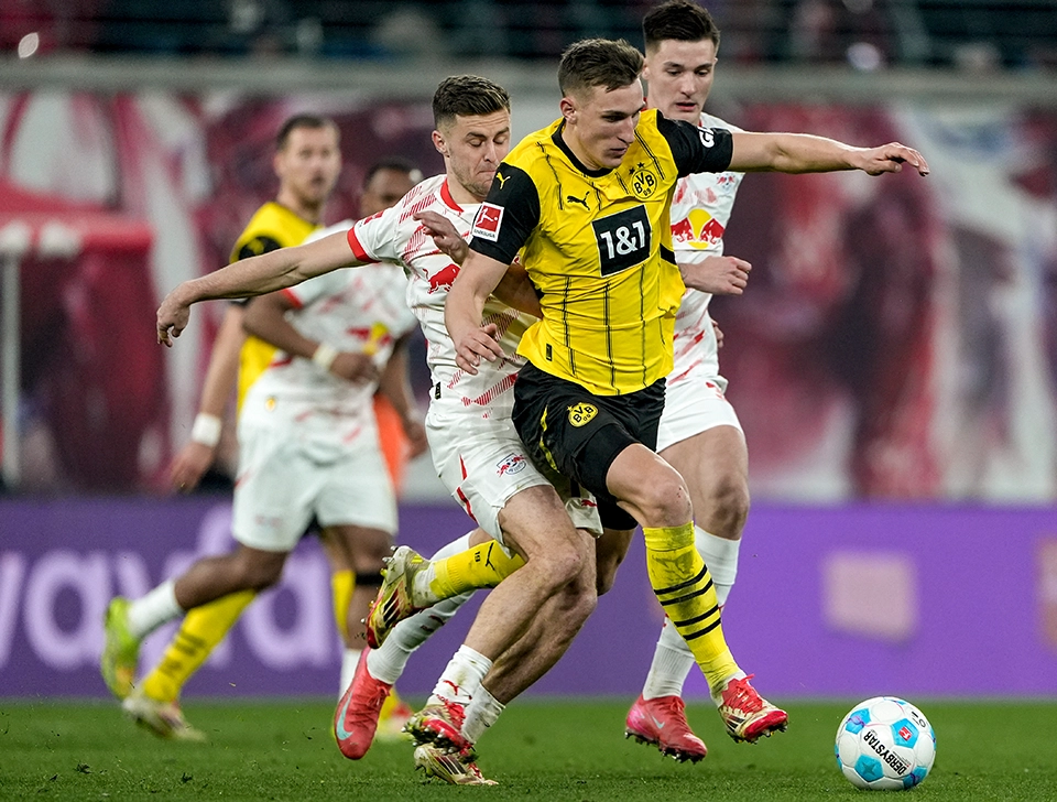 Schlotterbeck in a duel with RB Leipzig player (photo)