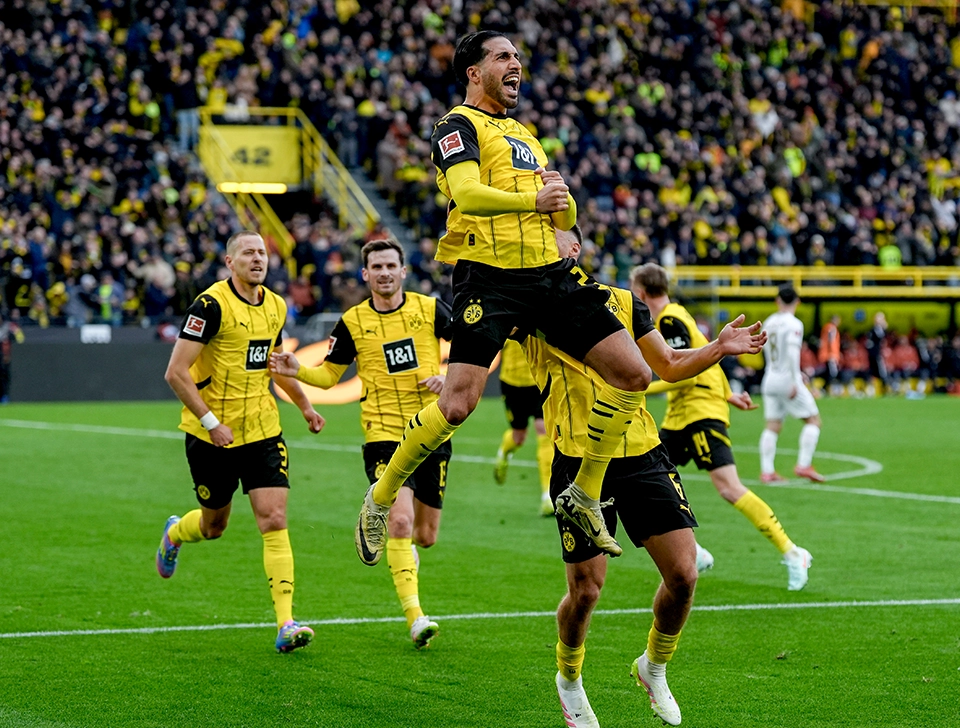 Can celebrates with teammates (photo)
