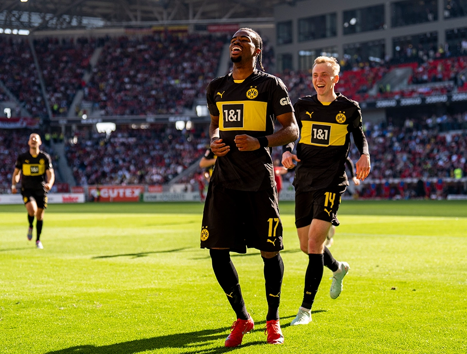Chukwuemeka celebrates with teammate (photo)
