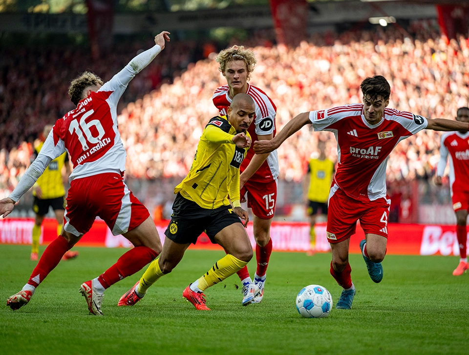 Malen in a duel with 1. FC Union Berlin player (photo)