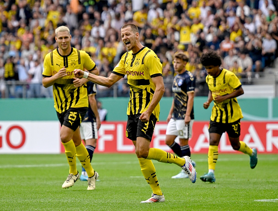 Anton celebrates with Süle in the background (photo)