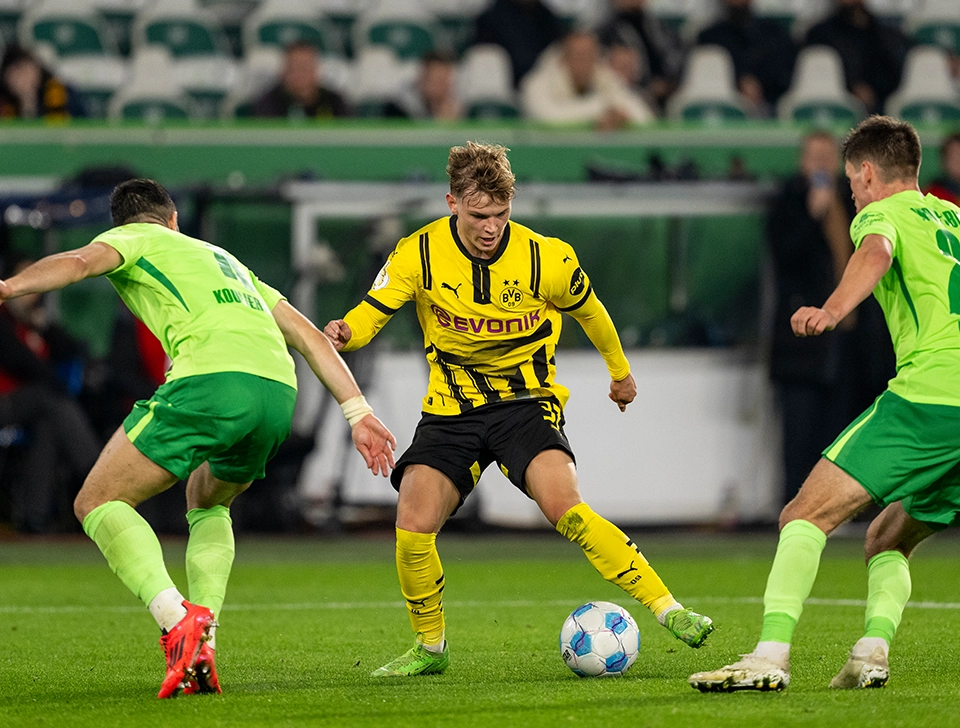 BVB player in a duel with VfL Wolfsburg player (photo)