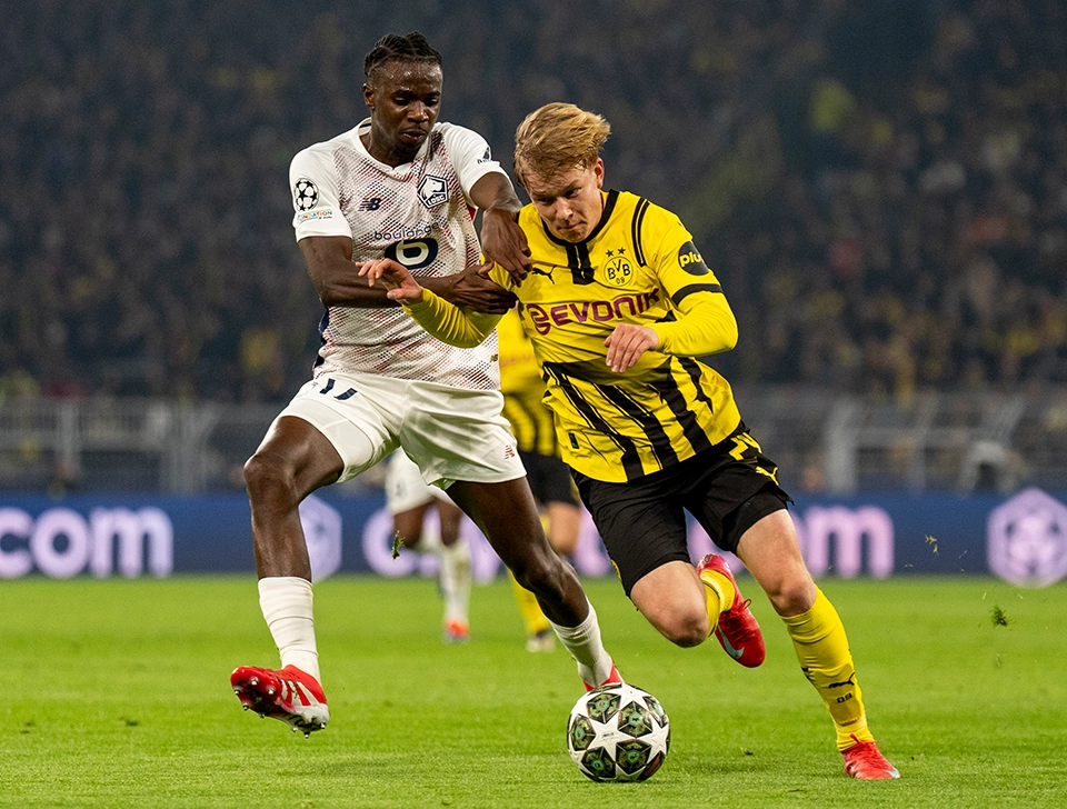 BVB player in a duel with OSC Lille player (photo)