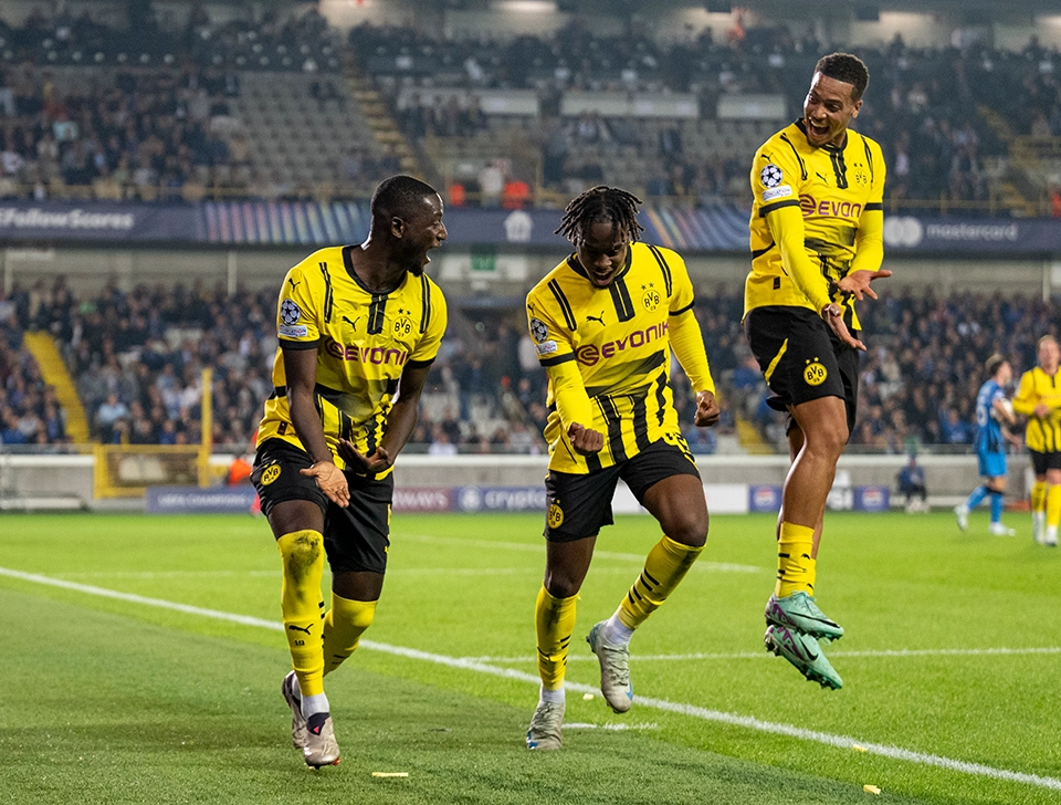 Three players celebrate (photo)