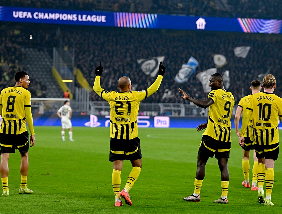 Malen celebrates with teammates (photo)