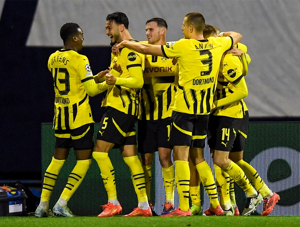 Several BVB players celebrate together (photo)