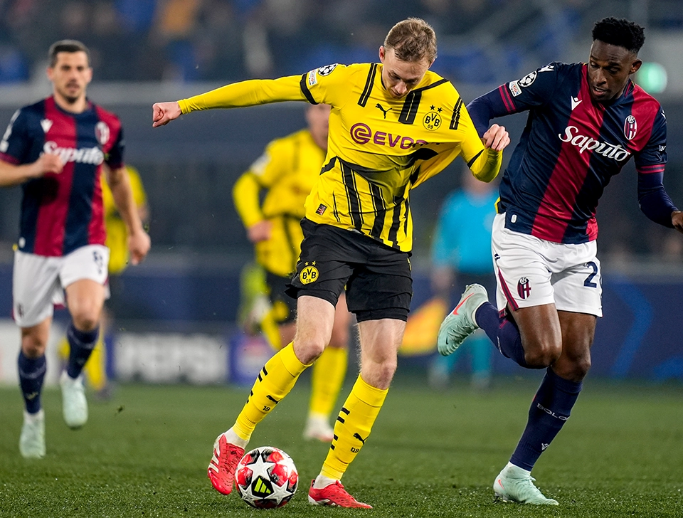 BVB player in a duel with FC Bologna player (photo)