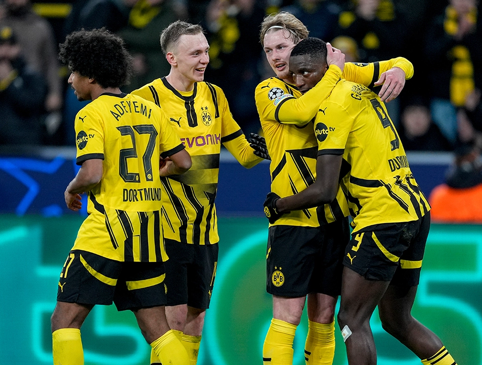 Brandt and Guirassy celebrate with teammates (photo)