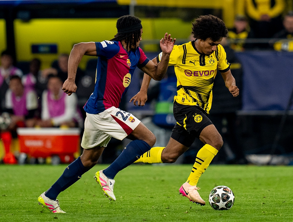 Adeyemi in a sprint duel with FC Barcelona player (photo)