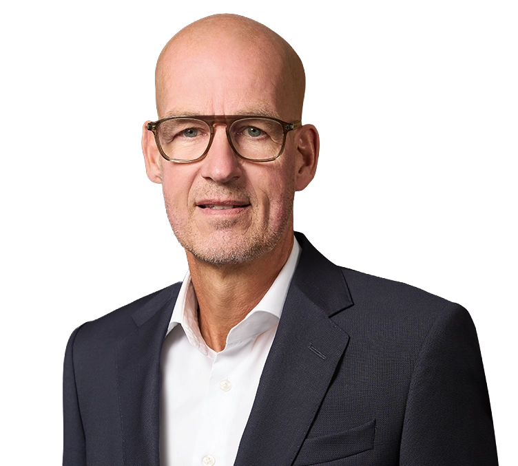 Carsten Cramer – Spokesperson of the Management Board – in a dark suit with a dark tie, looking directly into the camera (photo)