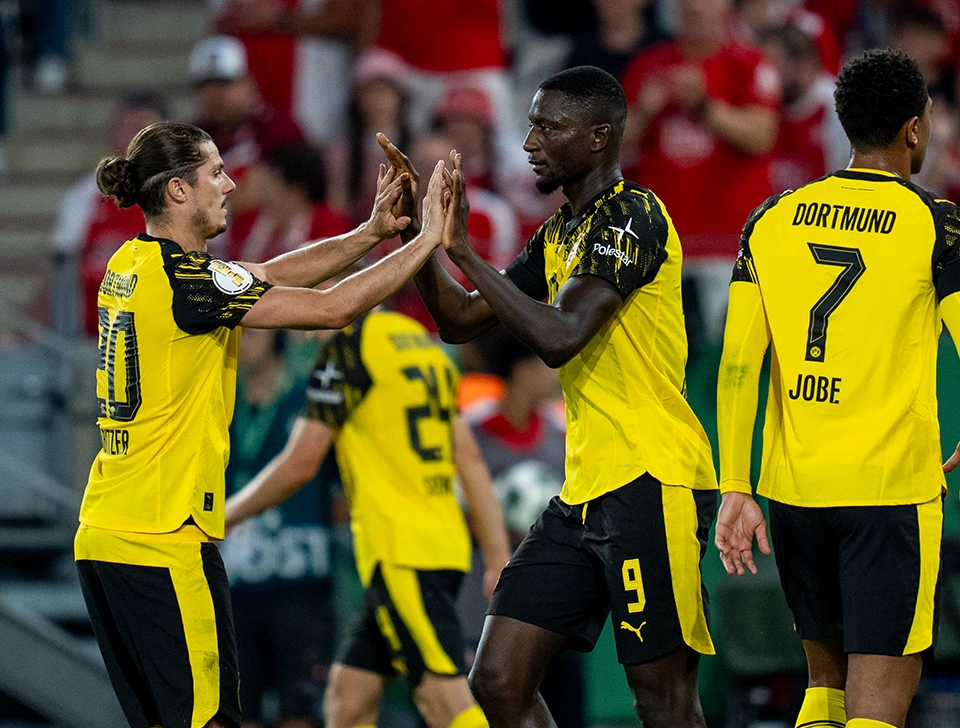 Sabitzer and Guirassy high-fiving (photo)