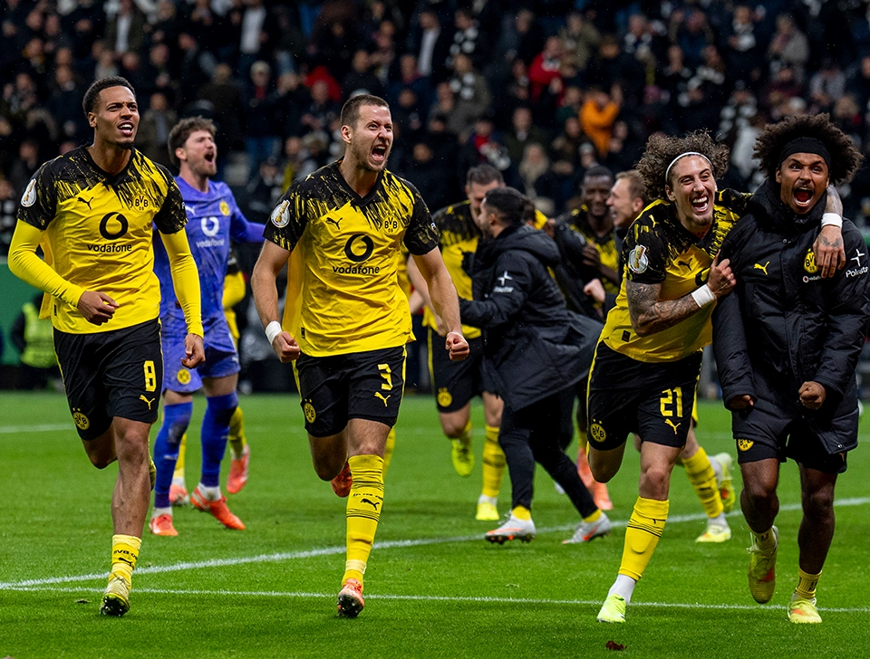 Several BVB players running towards the fans in celebration (photo)