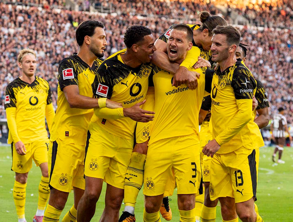 BVB players celebrating with goalscorer Anton (photo)