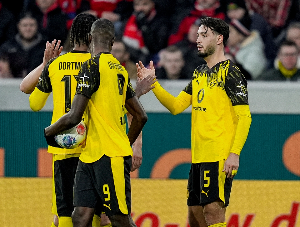 Several Dortmund players, including Bensebaini, high-fiving (photo)