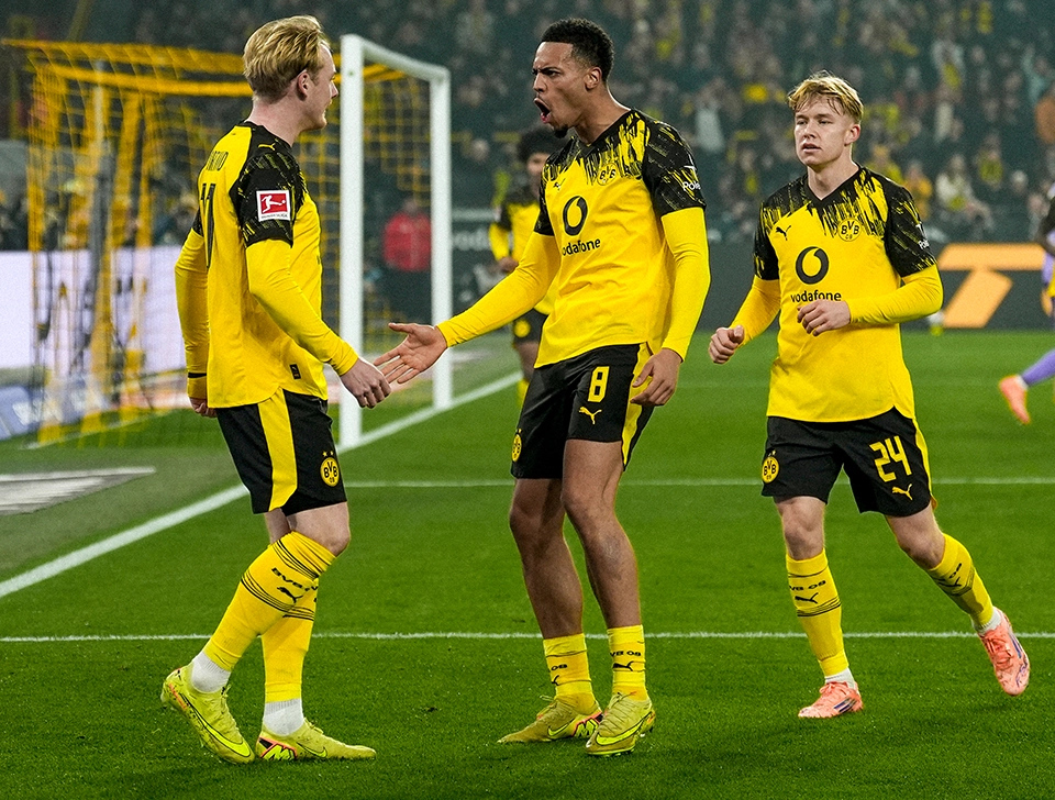 Nmecha, Brandt and Svensson celebrating (photo)