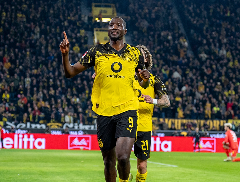 Guirassy running towards the corner flag in celebration (photo)