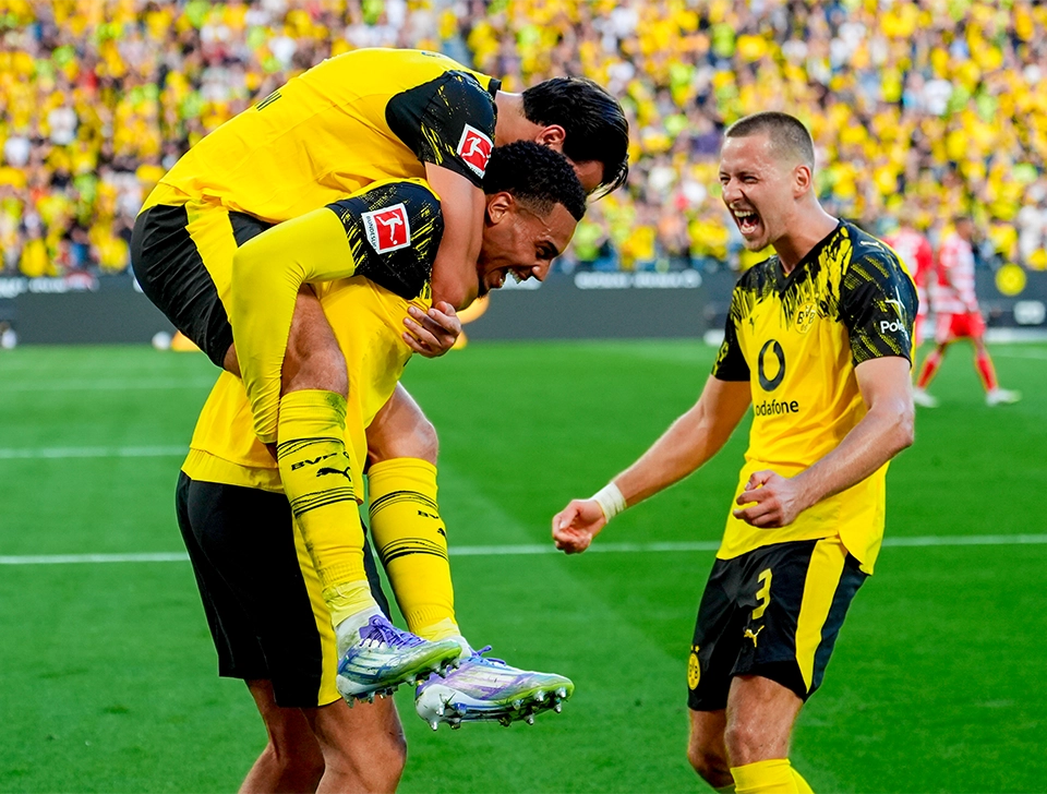 Bensebaini on the back of goalscorer Nmecha, Anton celebrating with them (photo)