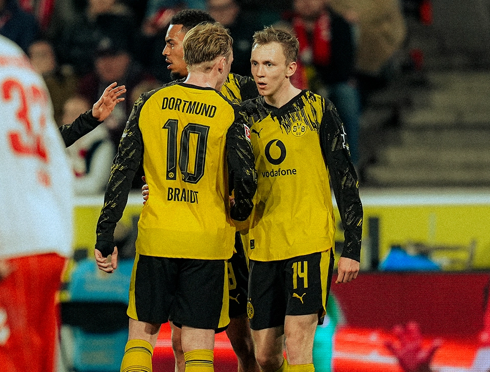 Brandt and Beier discussing something, Nmecha in the background (photo)